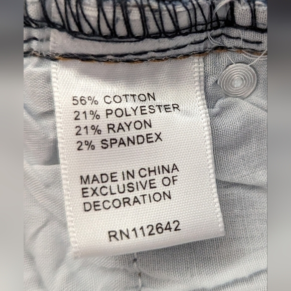 Beautiful Floral Cropped Jeans Size 10P - Picture 10 of 12